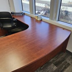 Stylish Mahogany L-Shaped Executive Desk - Like New, Home Office Ready! $149 OBO