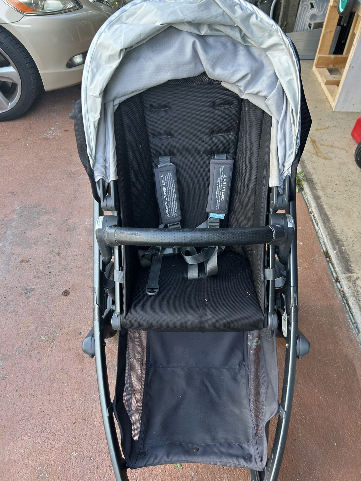 Uppababy Stroller. Front Wheel Rubber Is Missing*