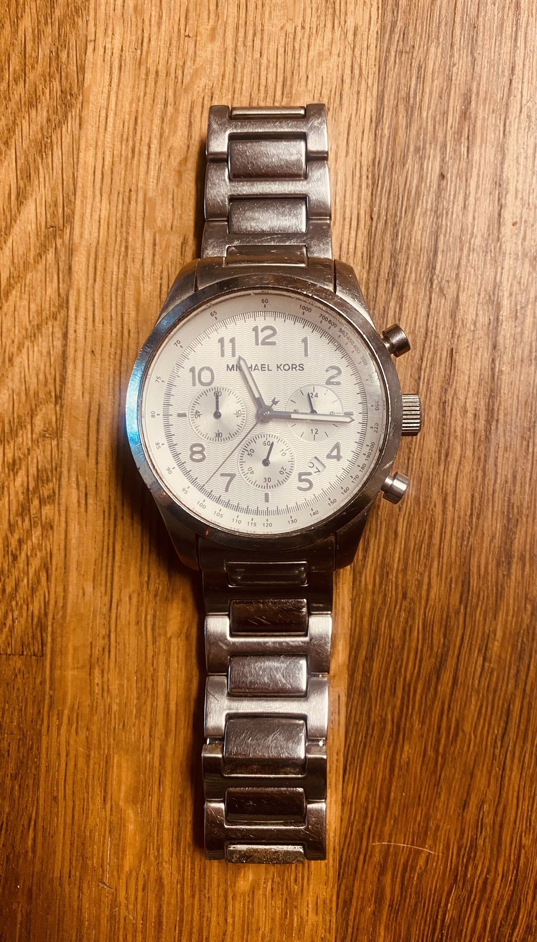Michael Kors watch. Original. Just needs battery  display picture 2