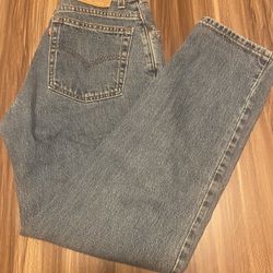 Woman’s Levi’s Jean Size 8                             K