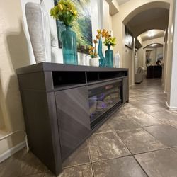 Beautiful fireplace /tv stand in excellent condition 5 colors of flames 75”