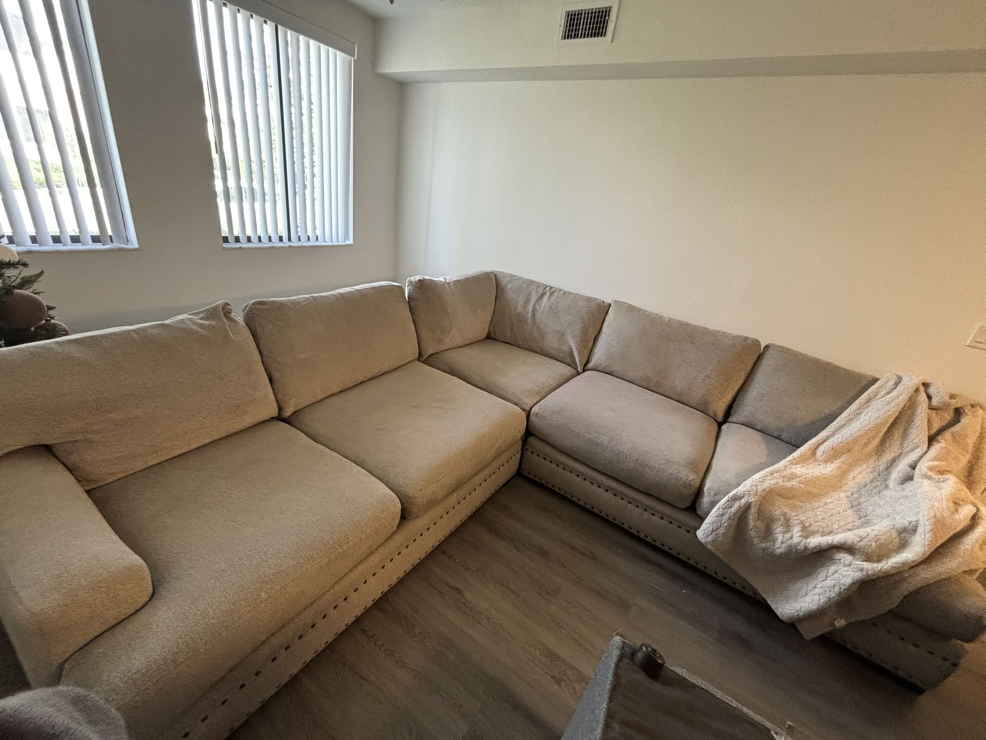 Free Delivery - Gray Cindy Crawford Sectional Sofa/Couch