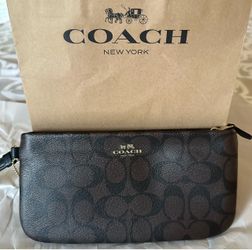 Coach.  Esta Nueba.