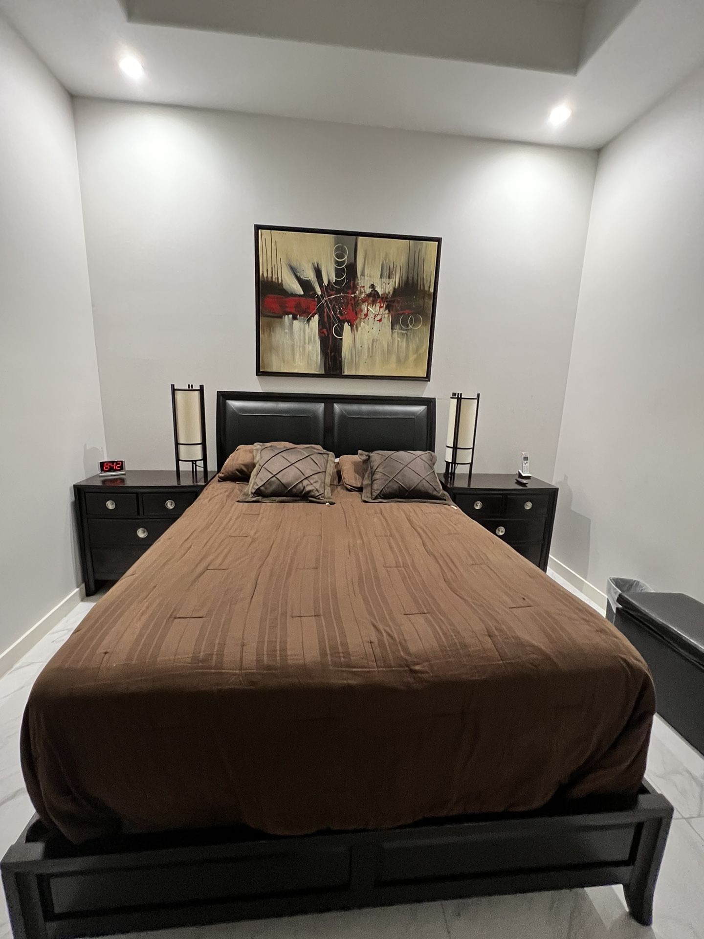 Queen Size Bedroom Set (mattress and Lamps included) 