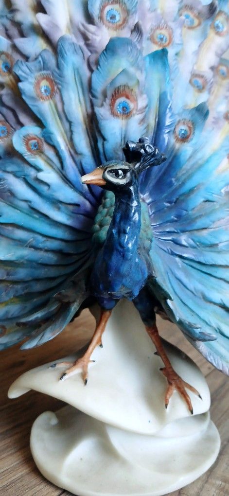 PEACOCK PORCLAIN BEAUTIFUL FIGURINE/STATUE
