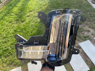 2017 Cadillac Escalade ESV DRIVER SIDE HEADLIGHT. Working plastic cover broken. $100.00