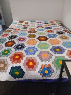 Quilt beutifull very nice dont know much about it got at estate sale