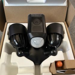 Ring Floodlight Cam Wired Plus con video HD de 1080p activado por movimiento