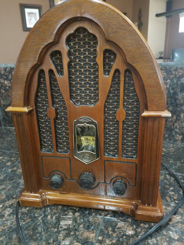Vintage General Electric GE Radio Model 7-4100JA AM/FM Cathedral Radio
