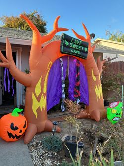 10’ tall Halloween Inflatable