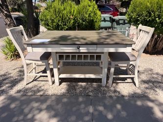 Farmer Table w/two chairs