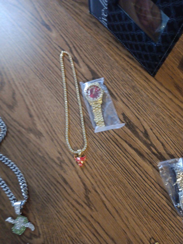 Bulls Chain And Gold Dimond Watch