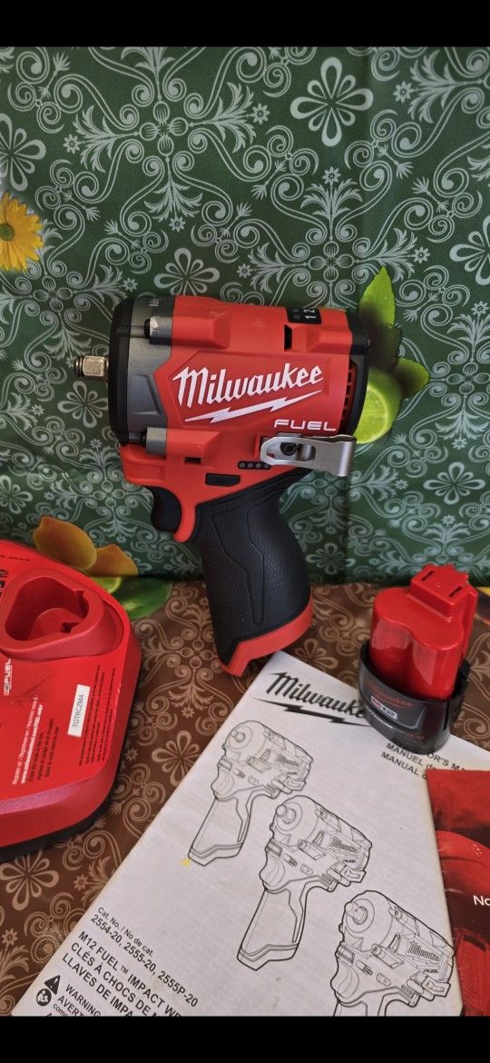 Milwaukee
M12 FUEL 12V Lithium-Ion Brushless Cordless Stubby 3/8 in. Impact Wrench kit