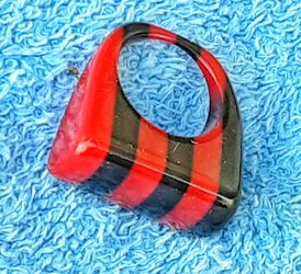 Vintage 1960s mid century modern red & black striped vintage plastic ring SIZE 5