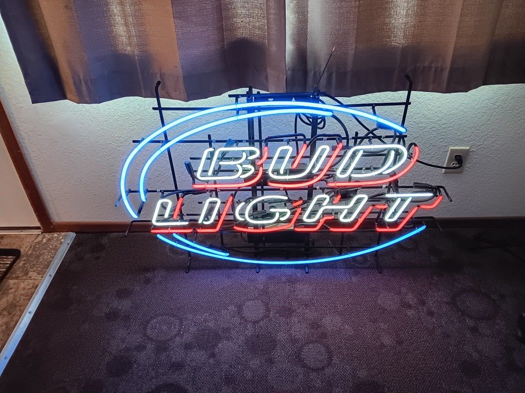 Bud light neon beer sign size 47.1/2 ins wide by 31.1/2 ins high works perfect