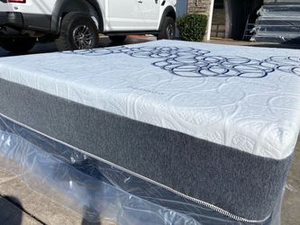 Queen bamboo cool gel memory foam mattress!*!*!