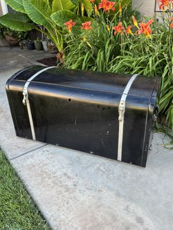 ANTIQUE METAL CAR STORAGE TRUNK ALSO IDEAL FOR RATRODS AND CLASSIC TRUCKS (40”L X 19”W X 20”H)
