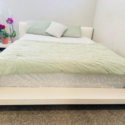 Queen Size Platform Bed Frame – Great Condition without mattress