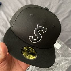 Supreme Hat for Sale in Covina, CA - OfferUp