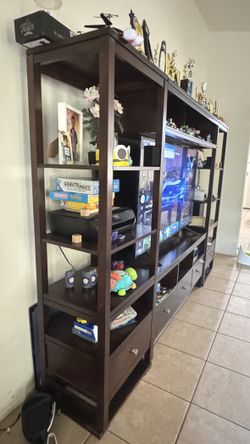 Besnett Large Entertainment Center / TV Wall Unit