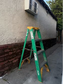 Werner 4 ft. H Fiberglass Step Ladder Type II 225 lb. capacity