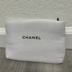 Brandnew Beautiful White Make Up Bag 
