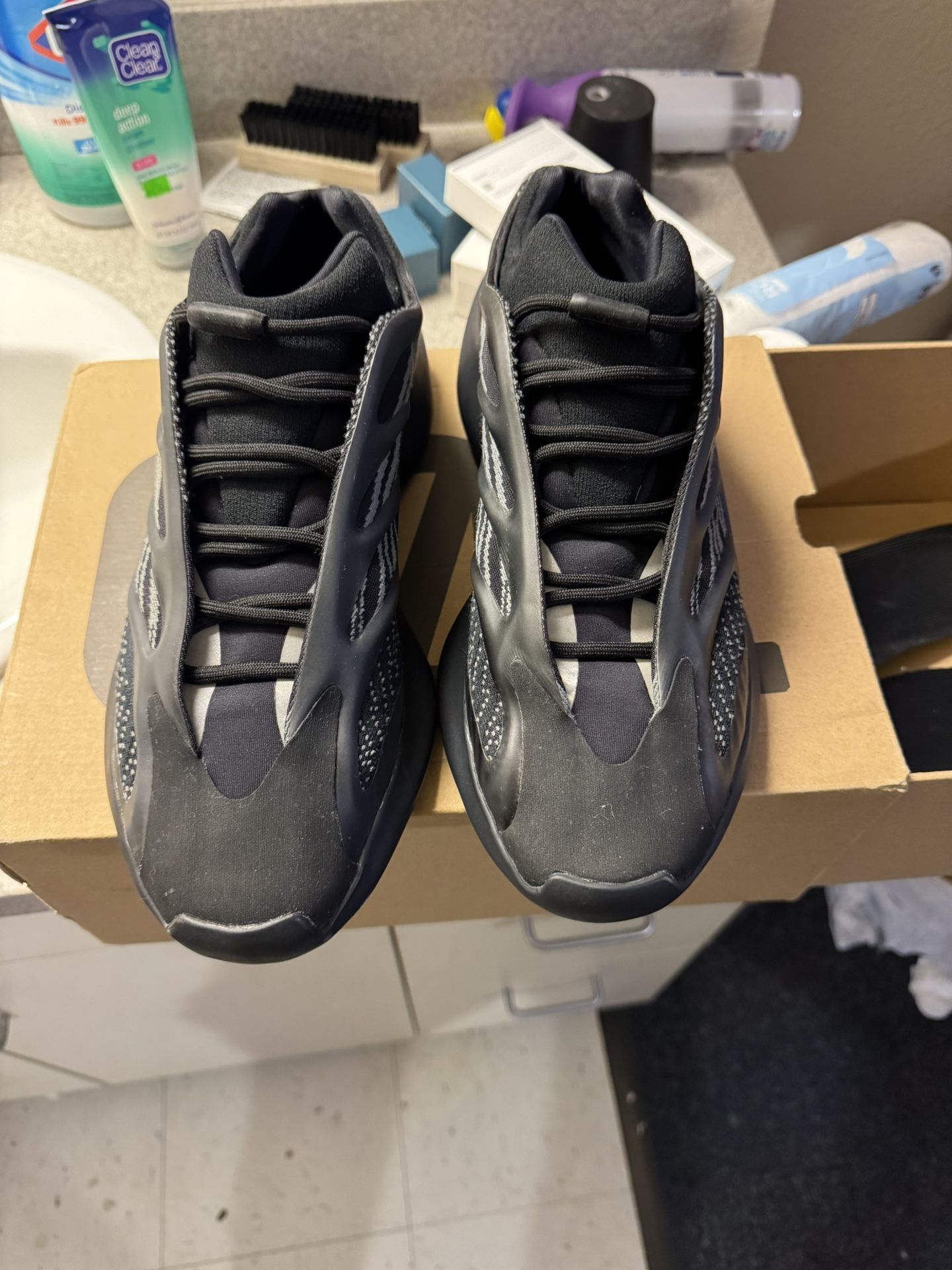 Yeezy 700 “Dark Glow”( Sz 11)