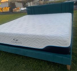 Beutiful king size bed with good mattress