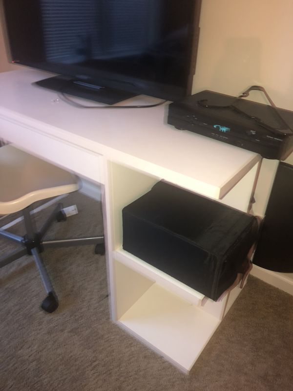 White Ikea Desk With Chair For In Rochester Ny Offerup