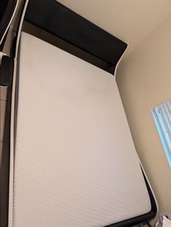 Full Size Platform Bed & Memory Foam Mattress - Like New!