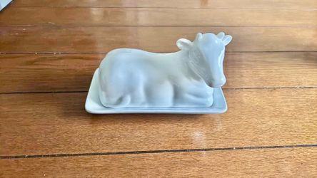 Porcelain butter dish with lid color white