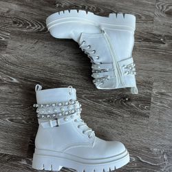 White Booties With Pearl Chains Size 7,5 