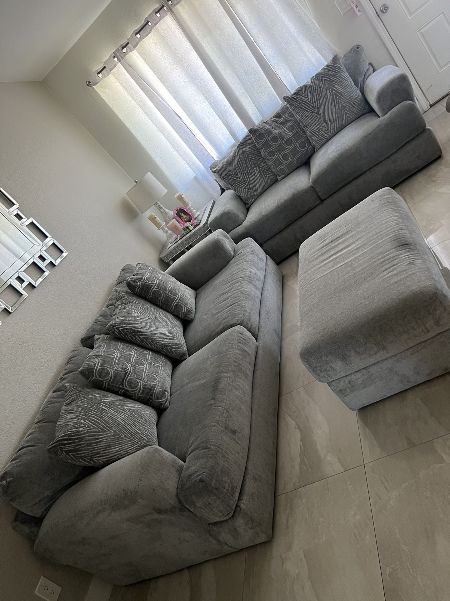 Sala De 2 Piezas Con Ottoman Casi Nueva