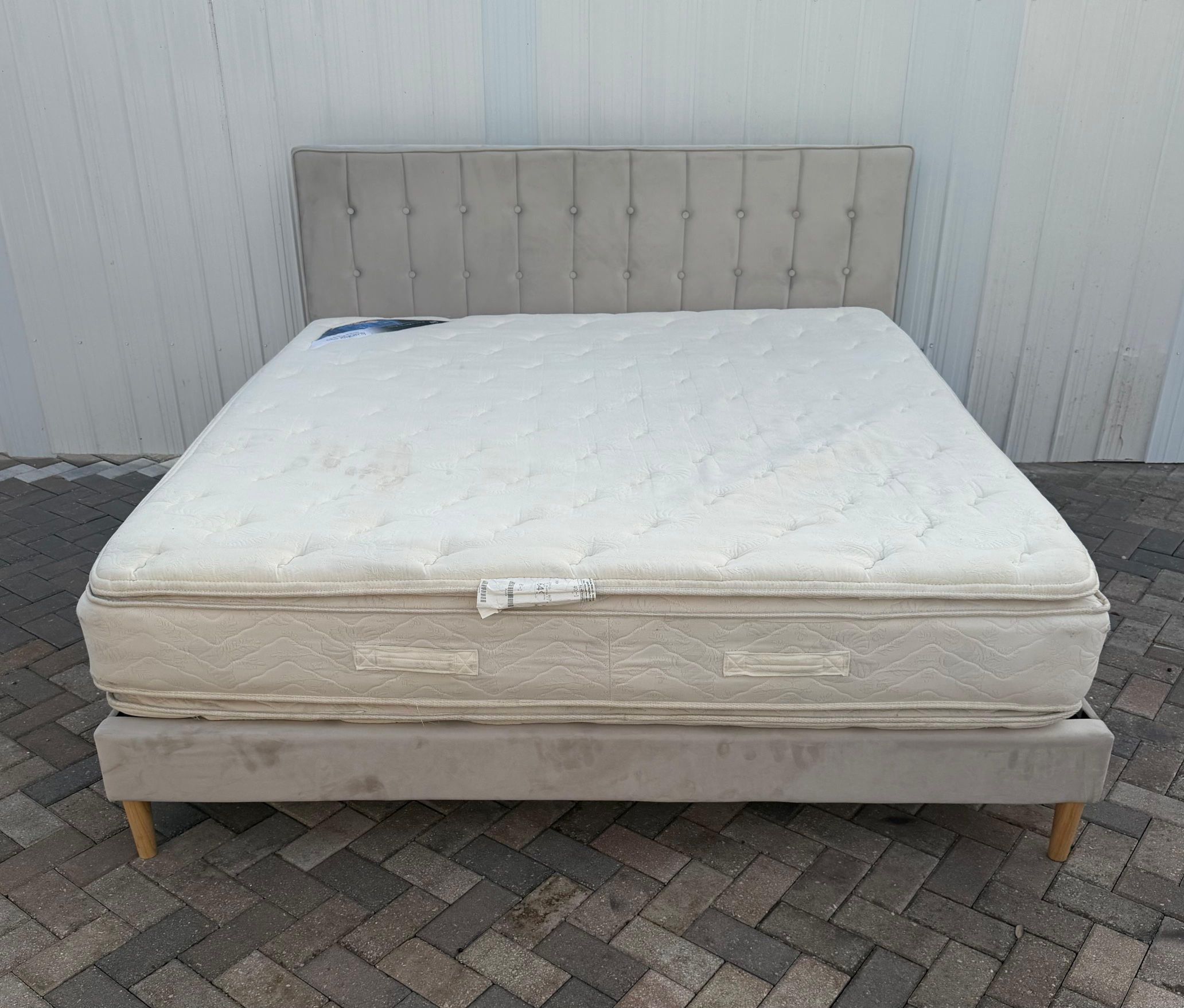 Velvet King size bed. In perfect condition. Mattress included if you want it. Delivery available for an additional cost.