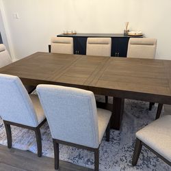 Nebraska Furniture Mart Dining Table & Chairs