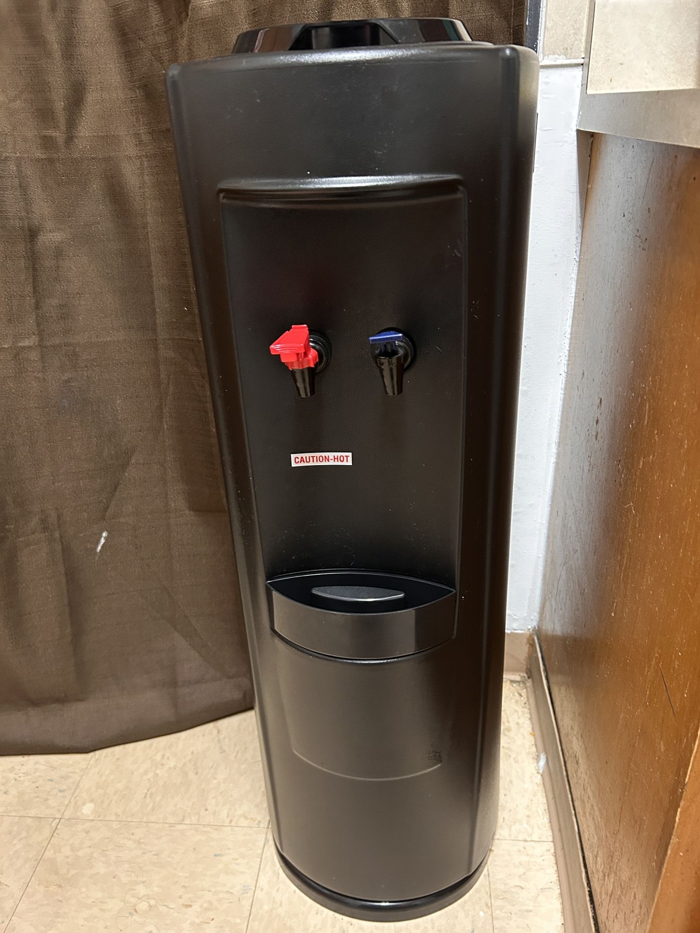 hot and cold water dispenser