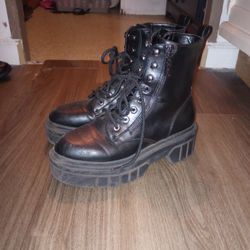 Women's Guess Boots Size 8
