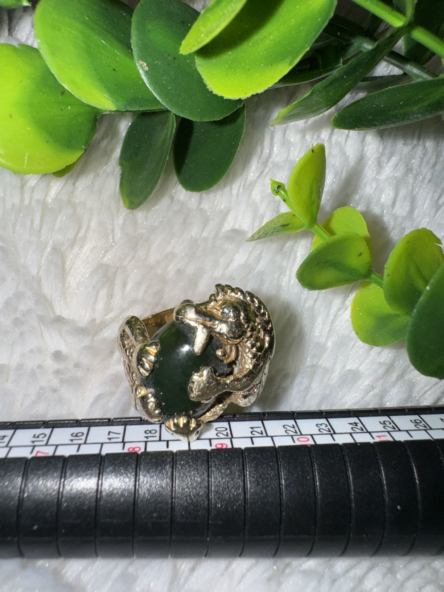 Vintage Estate 14K 17g Dragon Protecting Green Jade Ring 