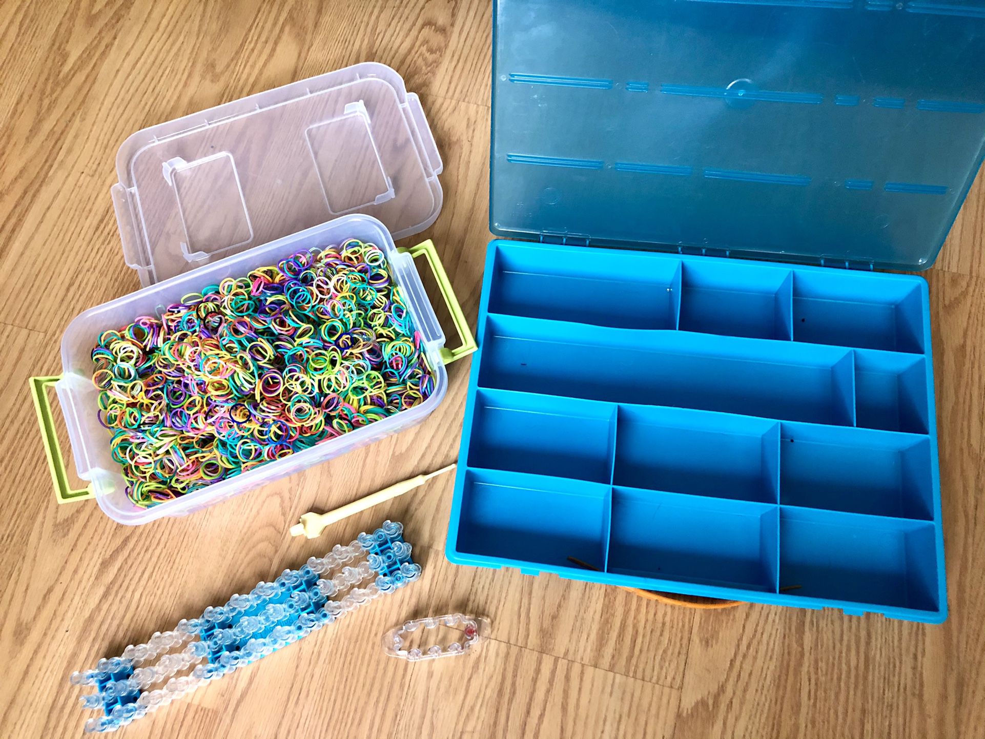 Rainbow loom And carrying case