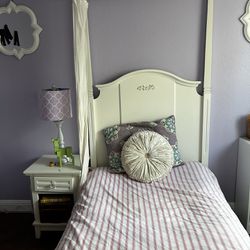 White four poster twin bed w/ mattress & side table