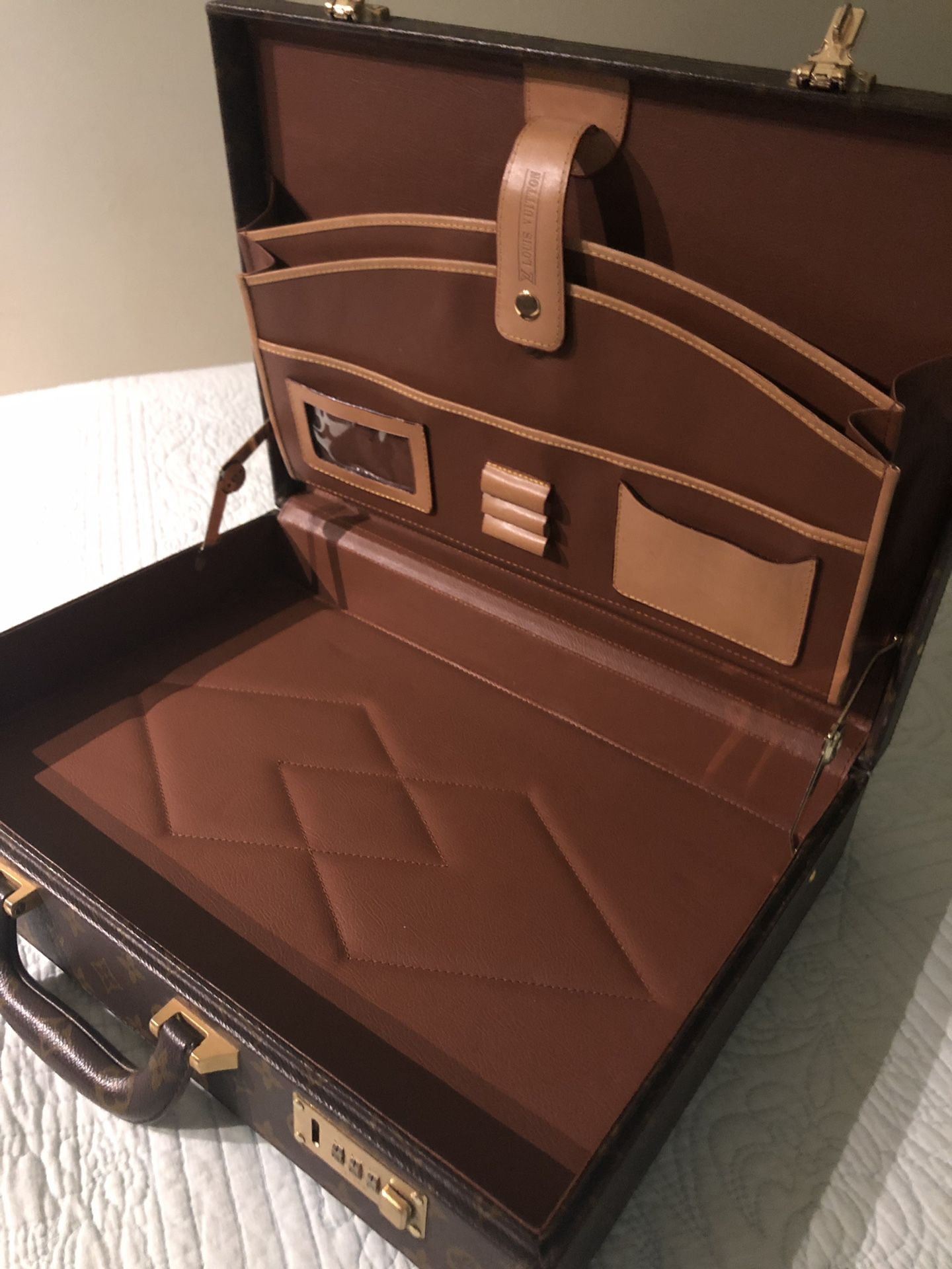 Louis Vuitton Epi Serviette Fermoir M54352 Men's Briefcase for Sale in  Victorville, CA - OfferUp