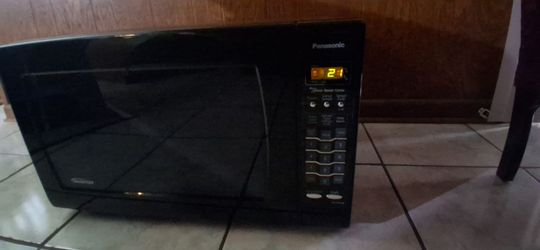 Giant 2.2 cu ft Panasonic Microwave