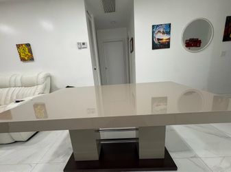 Mesa de comedor nueva de 6 puestos y extensible hasta 10