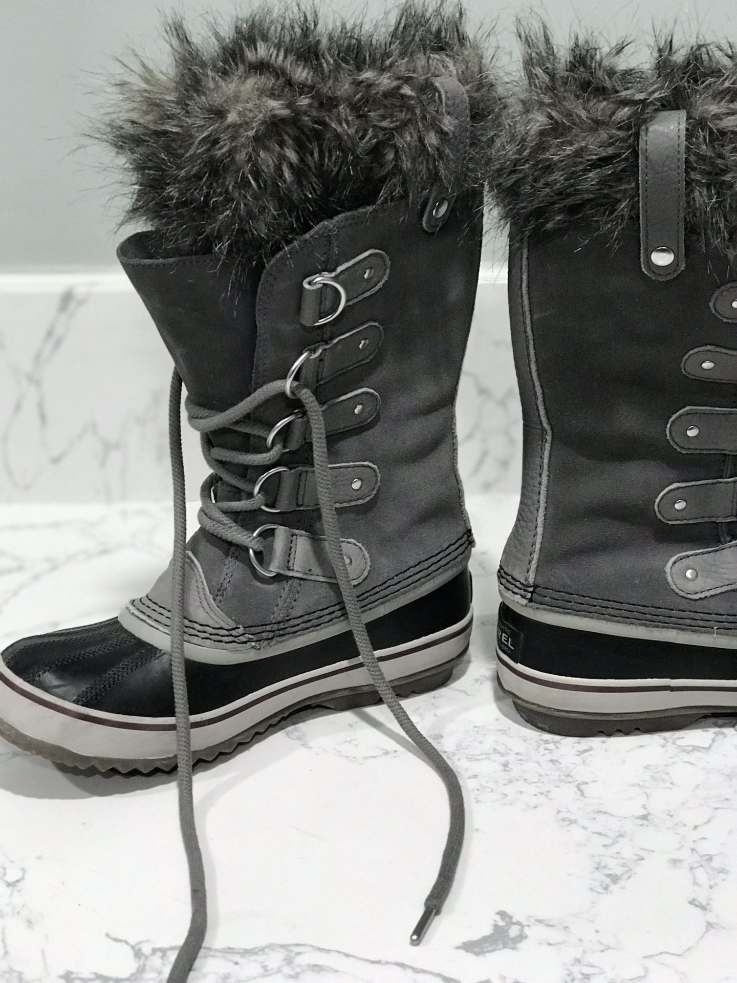 Sorel leather black and grey fur snow boots women’s size 7.5