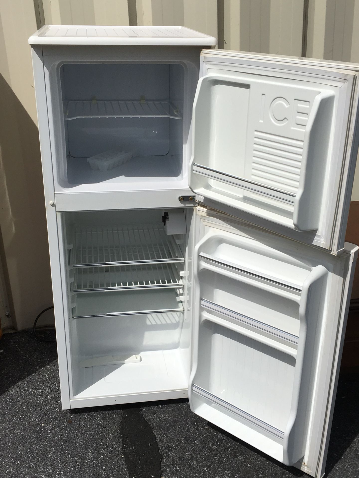 Franklin Chef Model FCD400VW 4.0 Cu. Ft. White Mini Fridge/Freezer