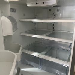GE Big Refrigerator With Bottom Freezer 