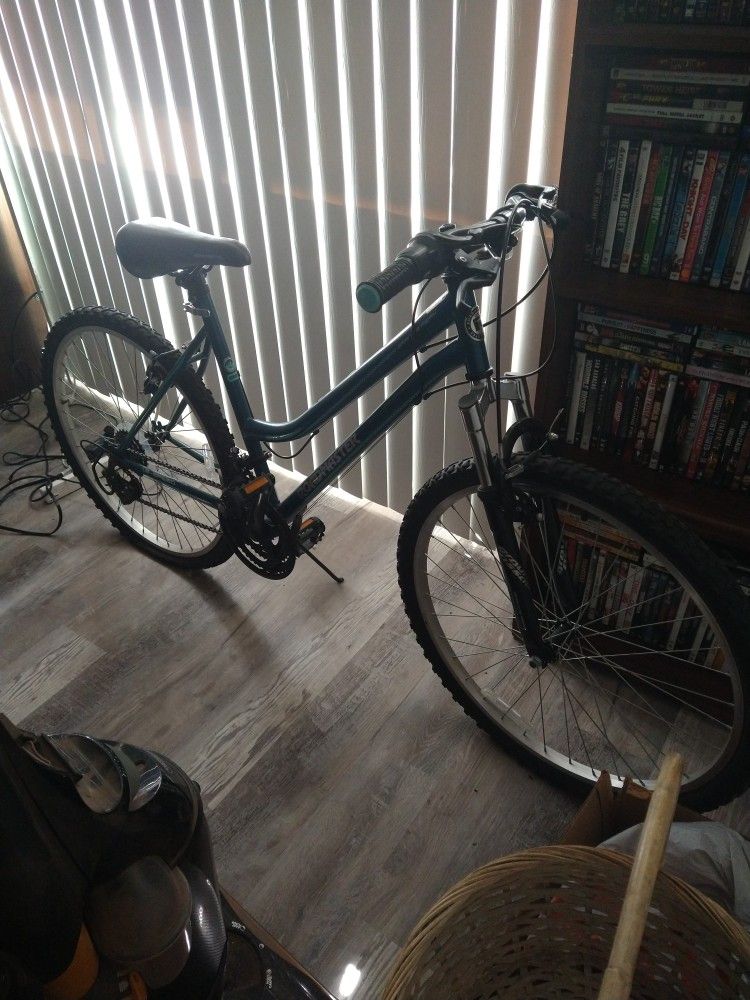 Roadmaster Granite Peak 26" Women's Mountain Bike