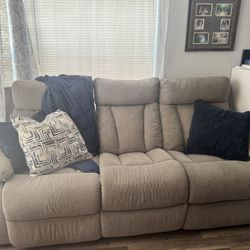 Comfortable Reclining Sofa with Oversized Chair