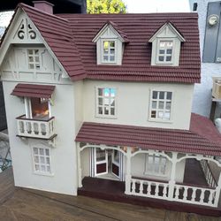 victorian doll house and trinkets 