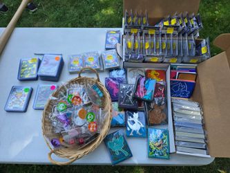 Pokemon lot (single cards, bulk packs, Halloween boosters, sleeves etc)